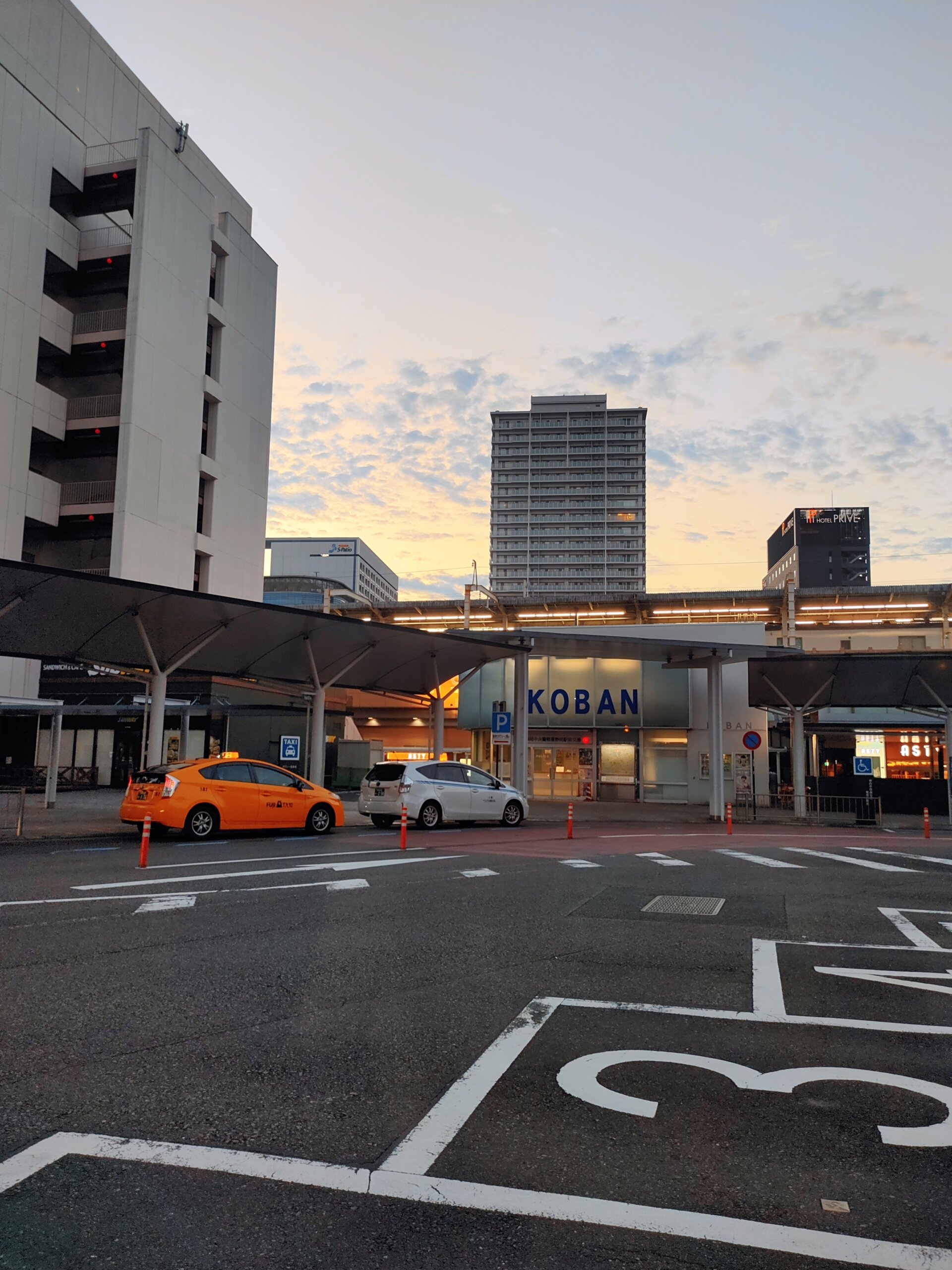 早朝静岡駅、タクシー風景