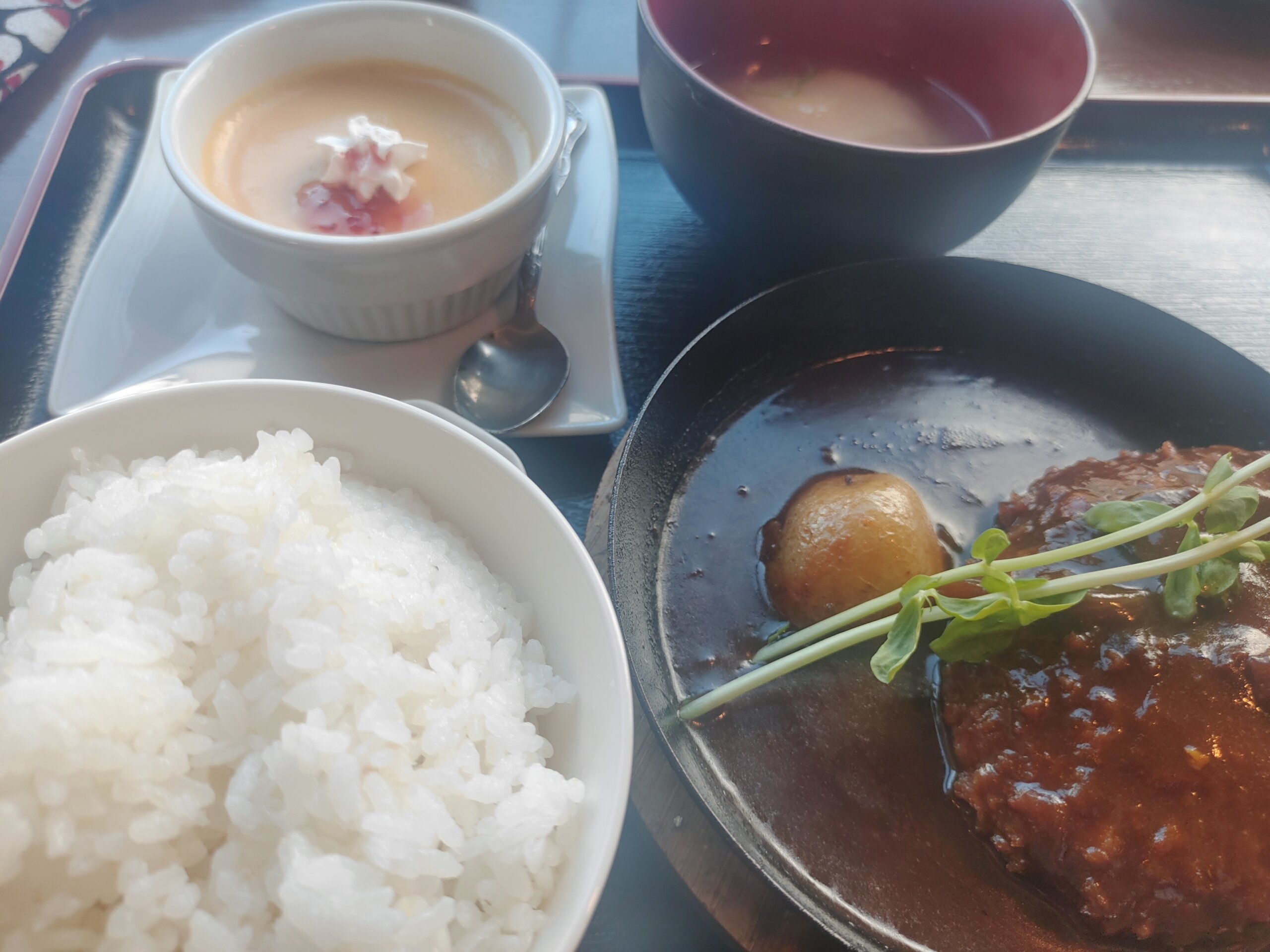 【静岡市葵区】シシリアのカレーハンバーグ、味噌汁、デザートつき