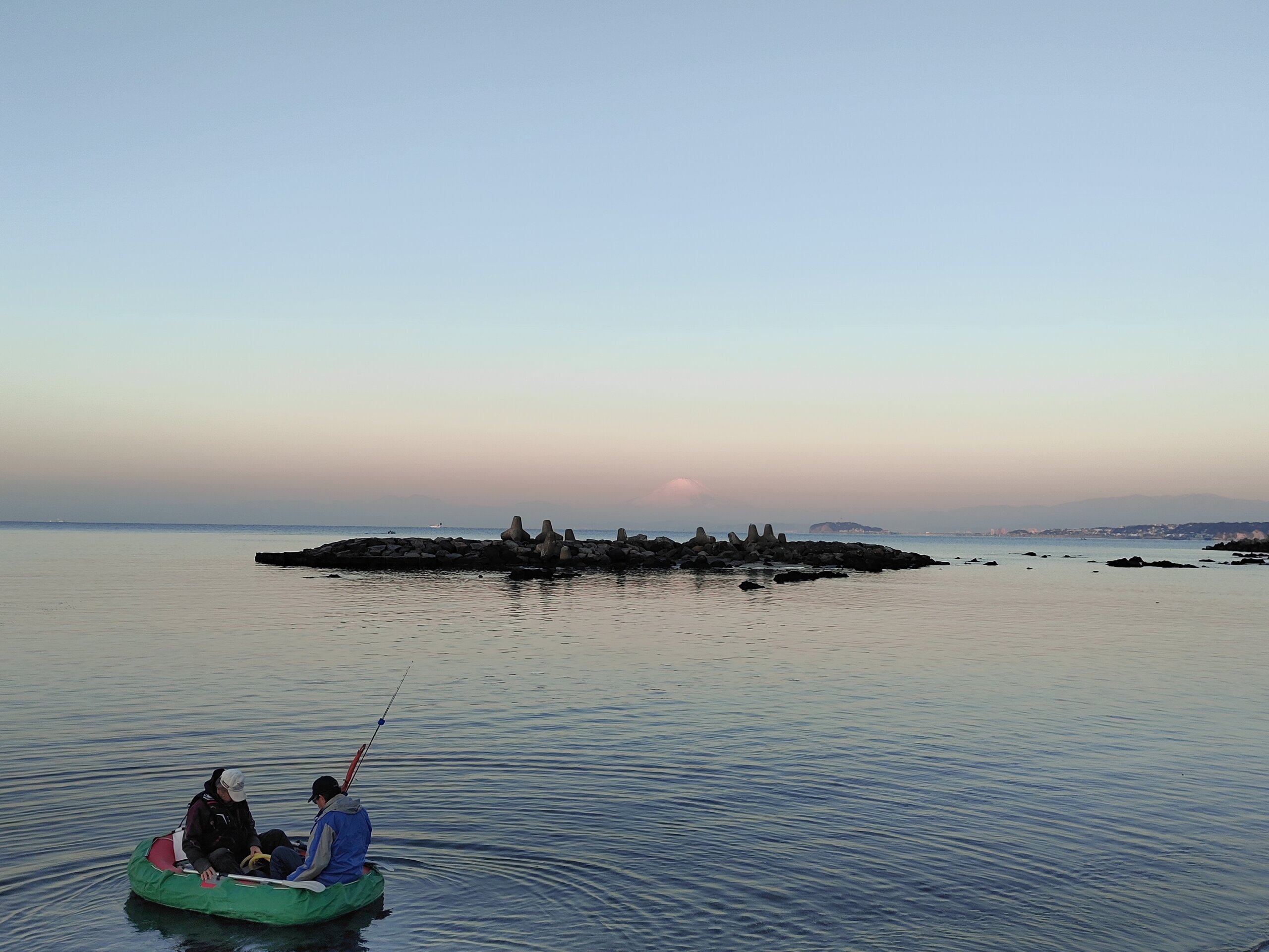 逗子の海ヘ、ゴムボートで釣りに出航するというおじちゃんとおしゃべり。いってらっしゃい～。