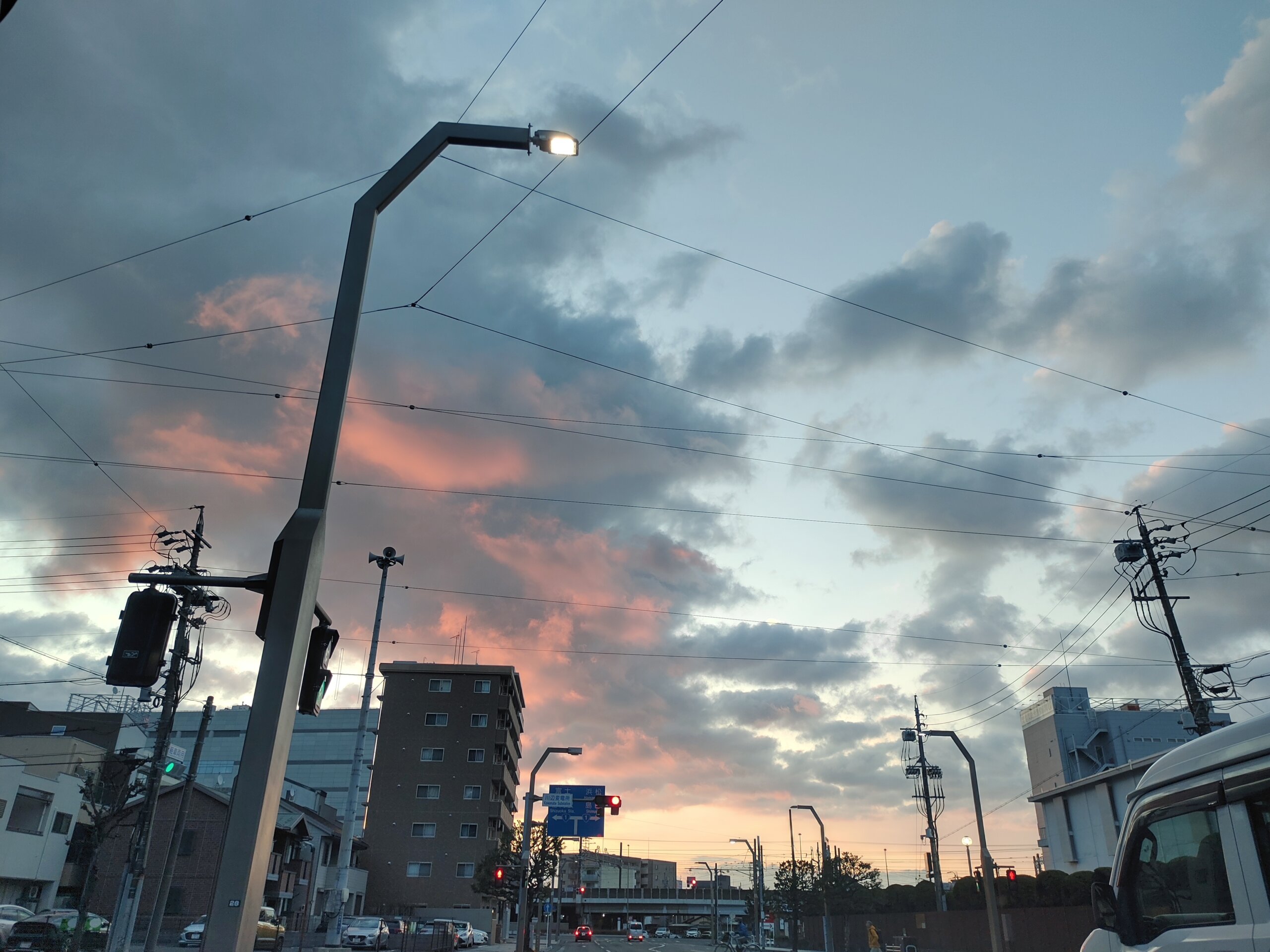 早朝のタクシー乗務のたからもの。朝焼けが徐々に雲を染めていく美しさ。に、見とれると安全運転できないので、気をつけてます。