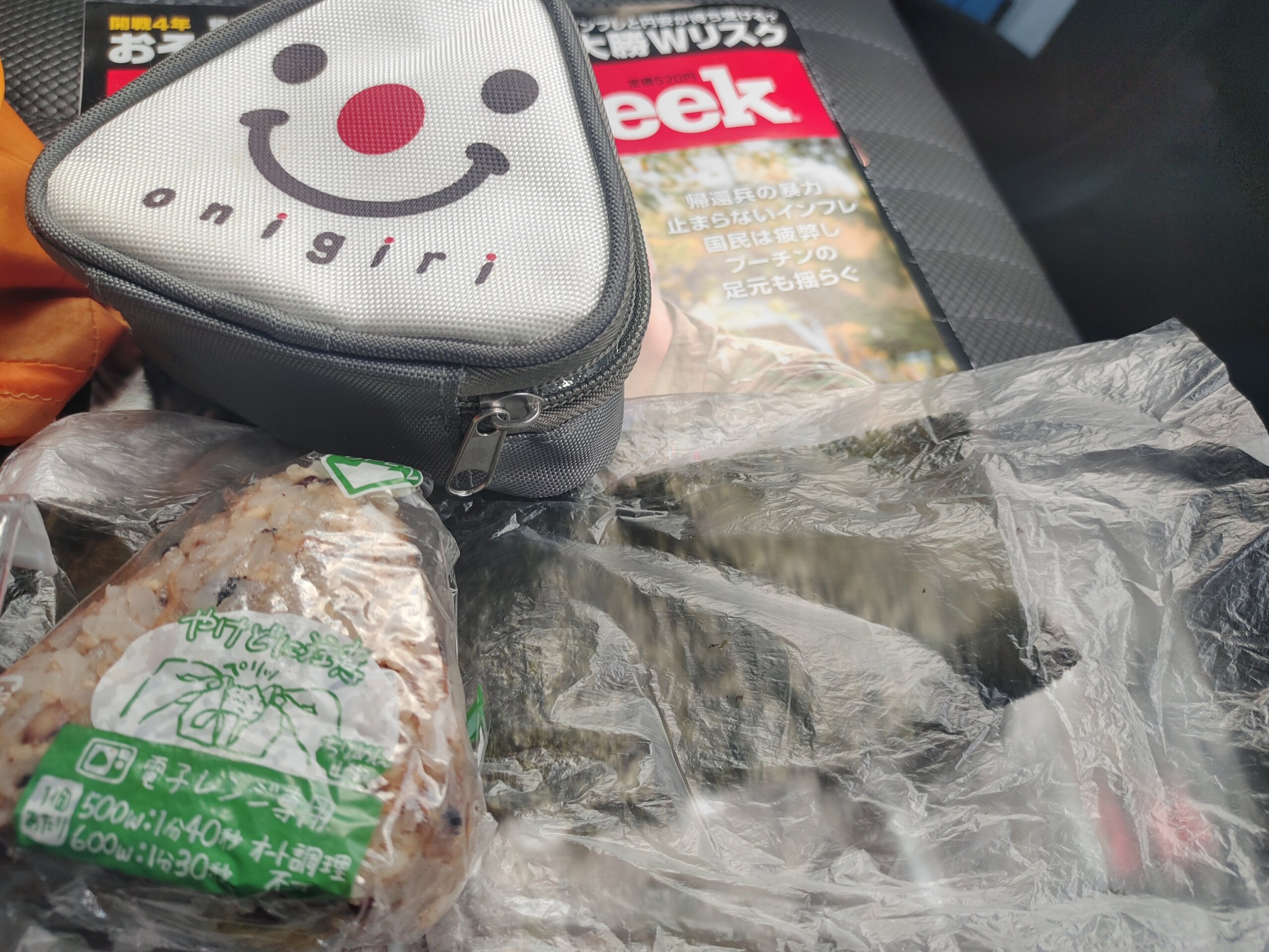 朝ごはんは、日清の完全メシ・おにぎり